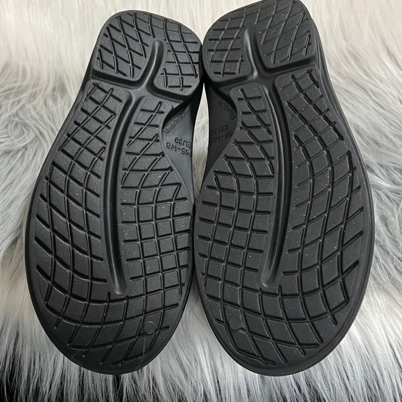 Oofos Slip-On Clogs - Picture 4 of 6